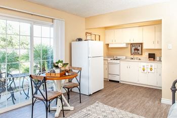 Fully equipped kitchen with gas range/oven